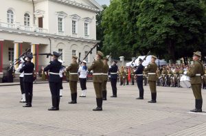  Mindaugo karūnavimo dieną Vilniuje – NATO naikintuvų skrydžiai, XIV a. Garbės sargyba ir Lietuvos kariuomenės orkestras su atkurtomis LDK uniformomis
