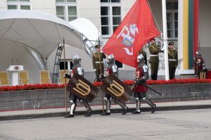  Mindaugo karūnavimo dieną Vilniuje – NATO naikintuvų skrydžiai, XIV a. Garbės sargyba ir Lietuvos kariuomenės orkestras su atkurtomis LDK uniformomis