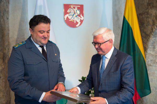  Už tarptautinių santykių stiprinimą padėkota kadenciją baigusiam Bulgarijos gynybos atašė Lietuvai