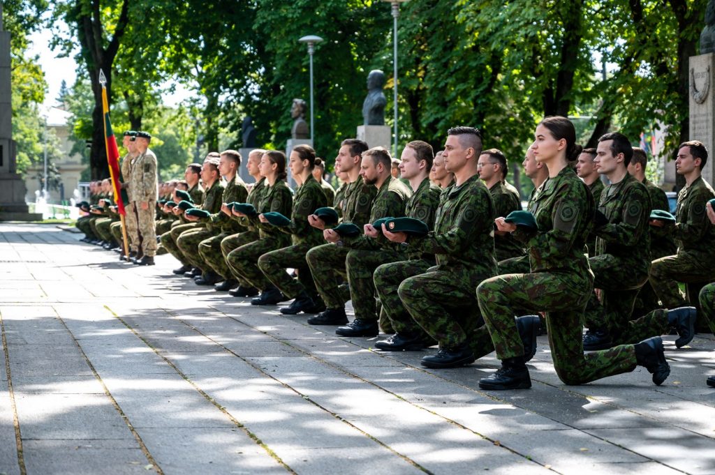 Aukštųjų mokyklų studentams suteiktas atsargos leitenanto laipsnis