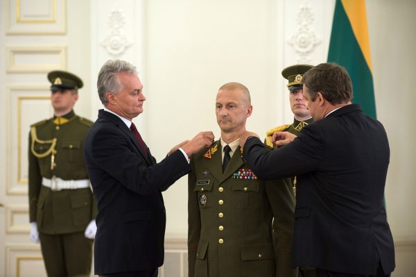  Prezidentas dviem karininkams suteikė generolo laipsnius