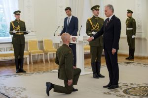 Prezidentas dviem karininkams suteikė generolo laipsnius