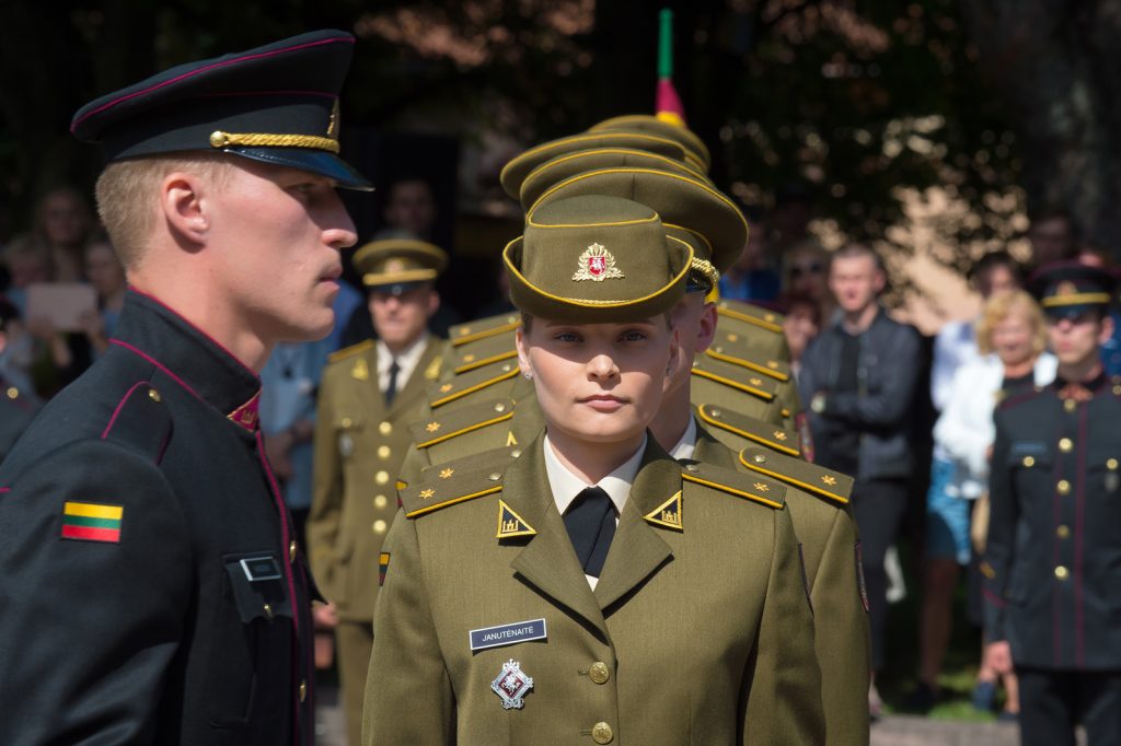 Karo akademijos absolventai papildė karininkų gretas