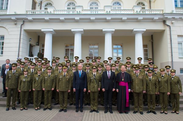  Karo akademijos absolventai papildė karininkų gretas