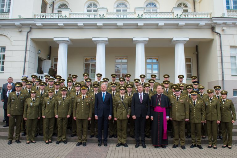  Karo akademijos absolventai papildė karininkų gretas