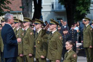  Karo akademijos absolventai papildė karininkų gretas
