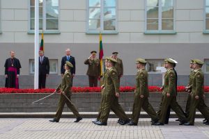  Karo akademijos absolventai papildė karininkų gretas