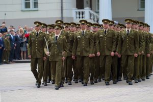  Karo akademijos absolventai papildė karininkų gretas