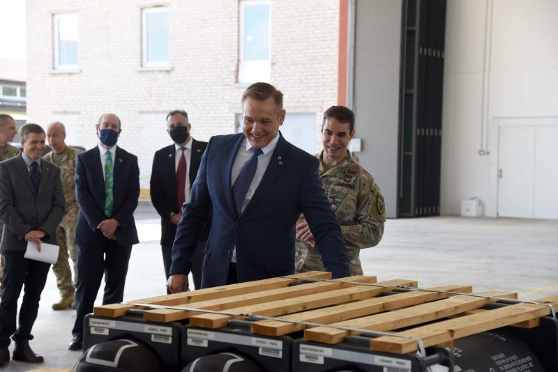Lietuvos kariuomenė papildė JAV gamybos prieštankinių raketų sistemų „Javelin“ atsargas