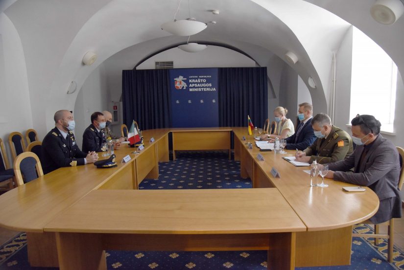 Krašto apsaugos viceministras E. Misiūnas susitiko su Italijos Karinių oro pajėgu vadu