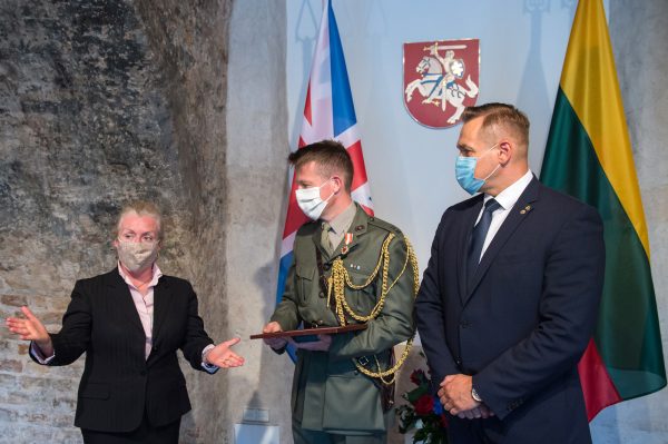  Įteiktas medalis tarnybą baigiančiam Jungtinės Karalystės gynybos atašė