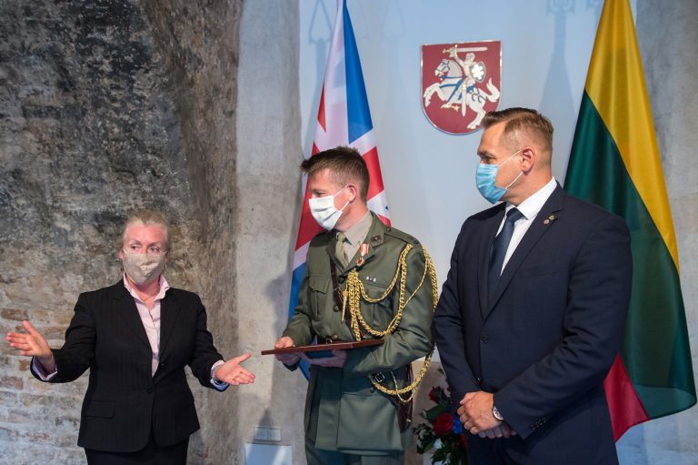  Įteiktas medalis tarnybą baigiančiam Jungtinės Karalystės gynybos atašė