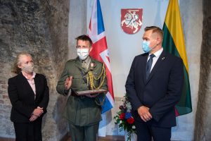  Įteiktas medalis tarnybą baigiančiam Jungtinės Karalystės gynybos atašė