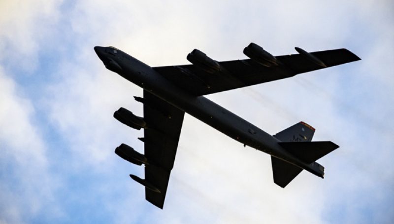 Demonstruojant NATO solidarumą ir vienybę virš Lietuvos praskrido JAV bombonešis B-52, lydimas NATO naikintuvų