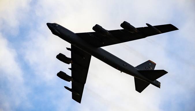 Demonstruojant NATO solidarumą ir vienybę virš Lietuvos praskrido JAV bombonešis B-52, lydimas NATO naikintuvų