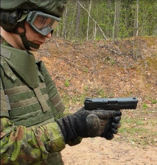  Lietuvos kariai bus aprūpinti vokiškais pistoletais „Heckler&Koch“  SF P9 SF „Paddle“
