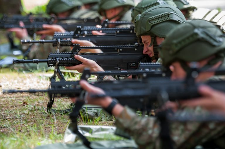  Karo akademijos pirmakursiai kariūnai nebijo naujų iššūkių