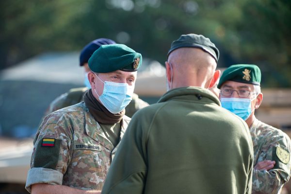  Krašto apsaugos ministras ir JAV ambasadorius Pabradėje susitiko su JAV kariais