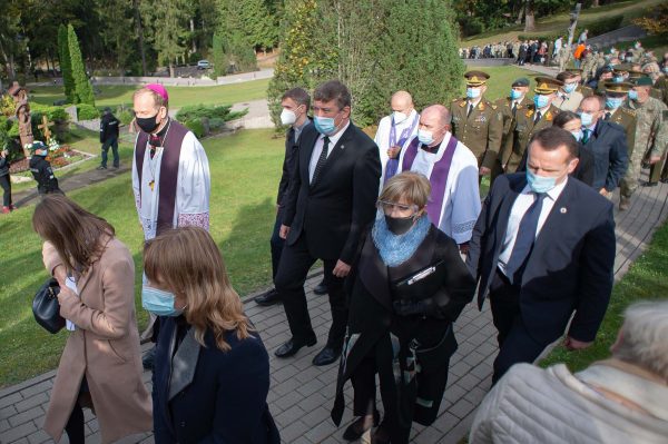  Kovojusios Lietuvos kariuomenės vadui brg. gen. A. Ramanauskui-Vanagui atidengtas antkapinis paminklas