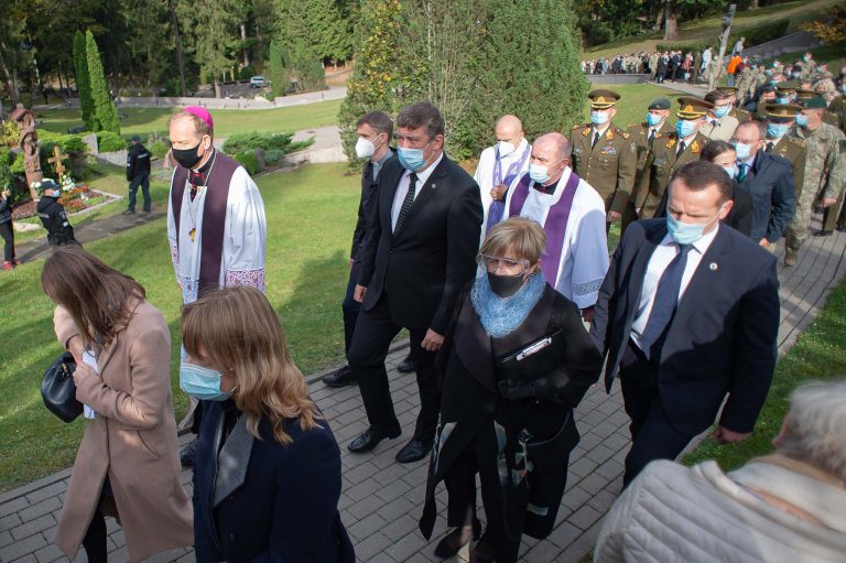  Kovojusios Lietuvos kariuomenės vadui brg. gen. A. Ramanauskui-Vanagui atidengtas antkapinis paminklas