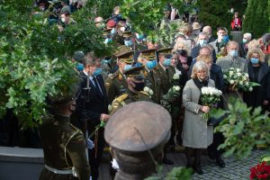  Kovojusios Lietuvos kariuomenės vadui brg. gen. A. Ramanauskui-Vanagui atidengtas antkapinis paminklas