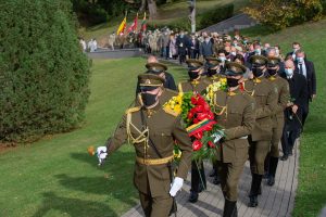 Kovojusios Lietuvos kariuomenės vadui brg. gen. A. Ramanauskui-Vanagui atidengtas antkapinis paminklas