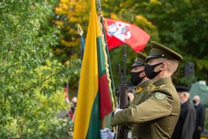  Kovojusios Lietuvos kariuomenės vadui brg. gen. A. Ramanauskui-Vanagui atidengtas antkapinis paminklas