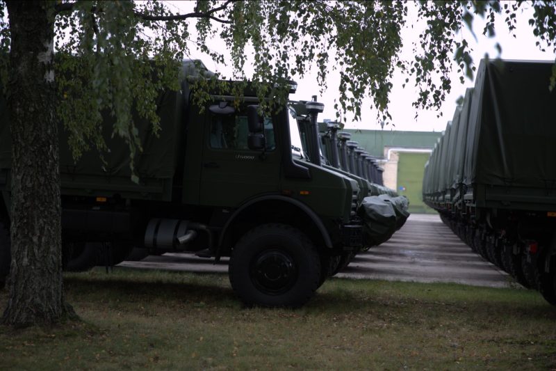 Lietuvos kariuomenei perduoti dar 142 nauji sunkvežimiai „Unimog“