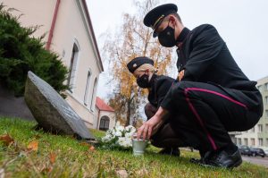  Karo akademijos kariūnai pagerbė žuvusių ir mirusių karių atminimą