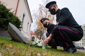  Karo akademijos kariūnai pagerbė žuvusių ir mirusių karių atminimą