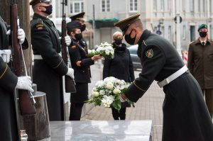  Karo akademijos kariūnai pagerbė žuvusių ir mirusių karių atminimą