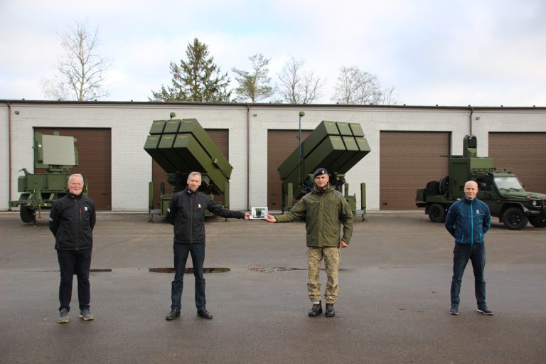  Lietuvos kariuomenei oficialiai perduota vidutinio nuotolio oro gynybos sistema NASAMS