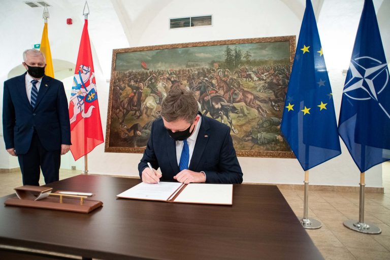  Kadenciją baigęs R. Karoblis Krašto apsaugos ministerijos vėliavą perdavė A. Anušauskui