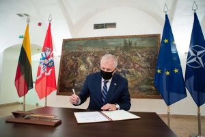 Kadenciją baigęs R. Karoblis Krašto apsaugos ministerijos vėliavą perdavė A. Anušauskui