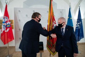 Kadenciją baigęs R. Karoblis Krašto apsaugos ministerijos vėliavą perdavė A. Anušauskui