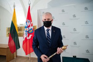  Kadenciją baigęs R. Karoblis Krašto apsaugos ministerijos vėliavą perdavė A. Anušauskui