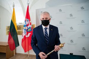  Kadenciją baigęs R. Karoblis Krašto apsaugos ministerijos vėliavą perdavė A. Anušauskui