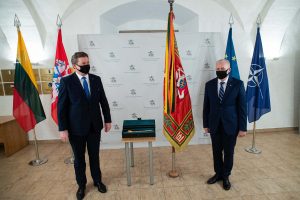  Kadenciją baigęs R. Karoblis Krašto apsaugos ministerijos vėliavą perdavė A. Anušauskui