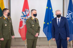  Kadenciją baigęs R. Karoblis Krašto apsaugos ministerijos vėliavą perdavė A. Anušauskui