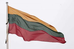  Lietuvos vėliavos dieną Gedimino pilies bokšte iškilmingai iškelta trispalvė