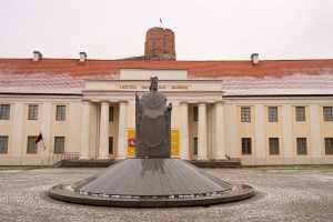  Lietuvos vėliavos dieną Gedimino pilies bokšte iškilmingai iškelta trispalvė