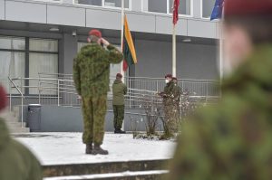  Lietuvos vėliavos dieną Gedimino pilies bokšte iškilmingai iškelta trispalvė