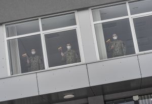  Lietuvos vėliavos dieną Gedimino pilies bokšte iškilmingai iškelta trispalvė