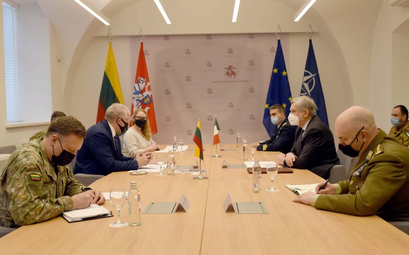 Ministras A. Anušauskas padėkojo Italijos ambasadoriui už indėlį į Baltijos regiono saugumą
