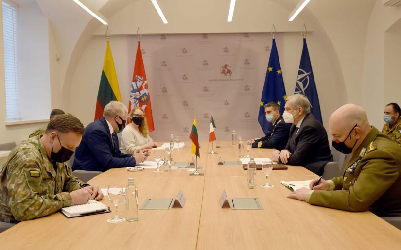 Ministras A. Anušauskas padėkojo Italijos ambasadoriui už indėlį į Baltijos regiono saugumą