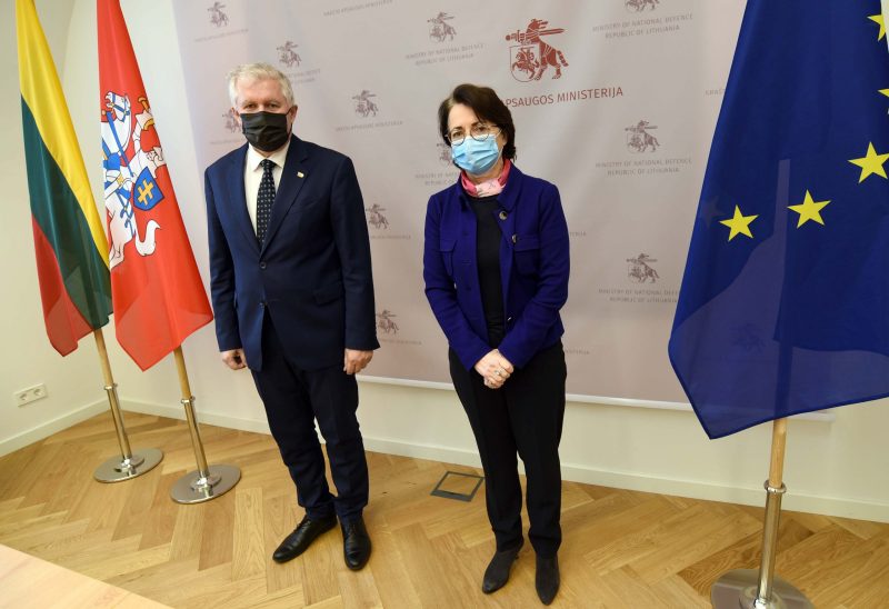 Ministras A. Anušauskas su Prancūzijos ambasadore aptarė dvišalį bendradarbiavimą gynybos srityje