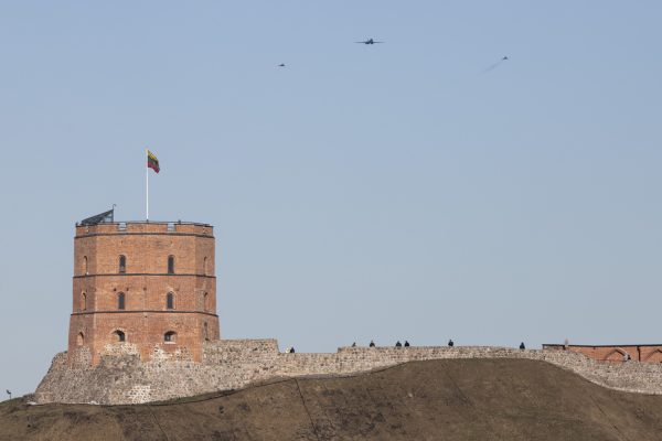  Demonstruojant NATO pasirengimą virš Lietuvos praskrido JAV bombonešis B-1B, lydimas NATO oro policijos naikintuvų
