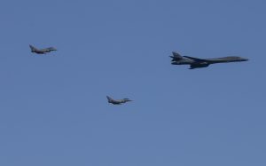 Demonstruojant NATO pasirengimą virš Lietuvos praskrido JAV bombonešis B-1B, lydimas NATO oro policijos naikintuvų