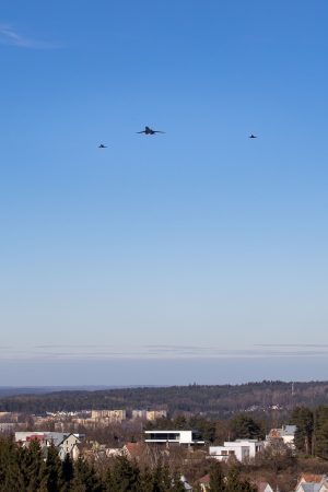  Demonstruojant NATO pasirengimą virš Lietuvos praskrido JAV bombonešis B-1B, lydimas NATO oro policijos naikintuvų