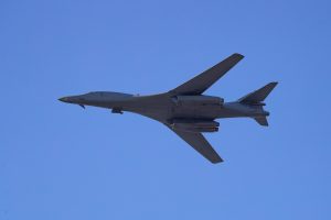  Demonstruojant NATO pasirengimą virš Lietuvos praskrido JAV bombonešis B-1B, lydimas NATO oro policijos naikintuvų